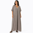 Robe longue, ample et fluide à col en V pour femme – chic et confortable pour l'été.