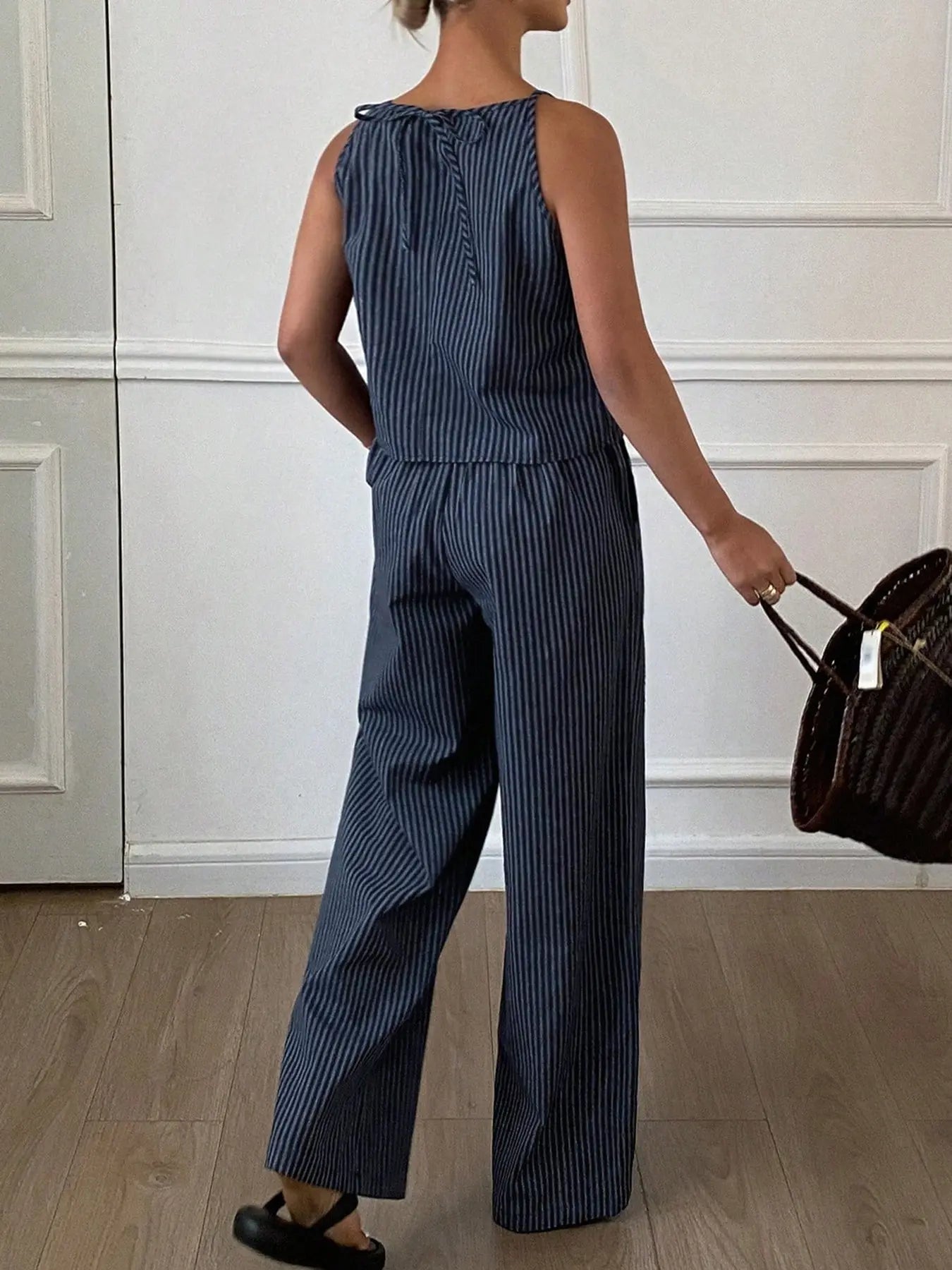 Ensemble décontracté deux pièces d'été pour femme, composé d'un débardeur léger à rayures fines et d'un pantalon long ample, ensemble confortable et élégant.