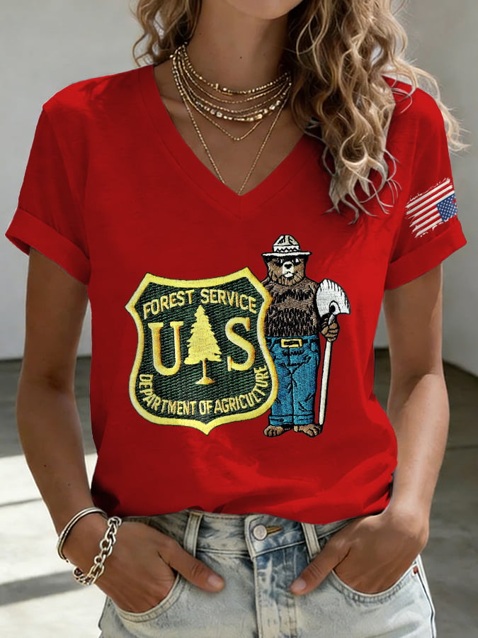 T-shirt stampata a V stile retrò con scritta "Save The Forest Service"
