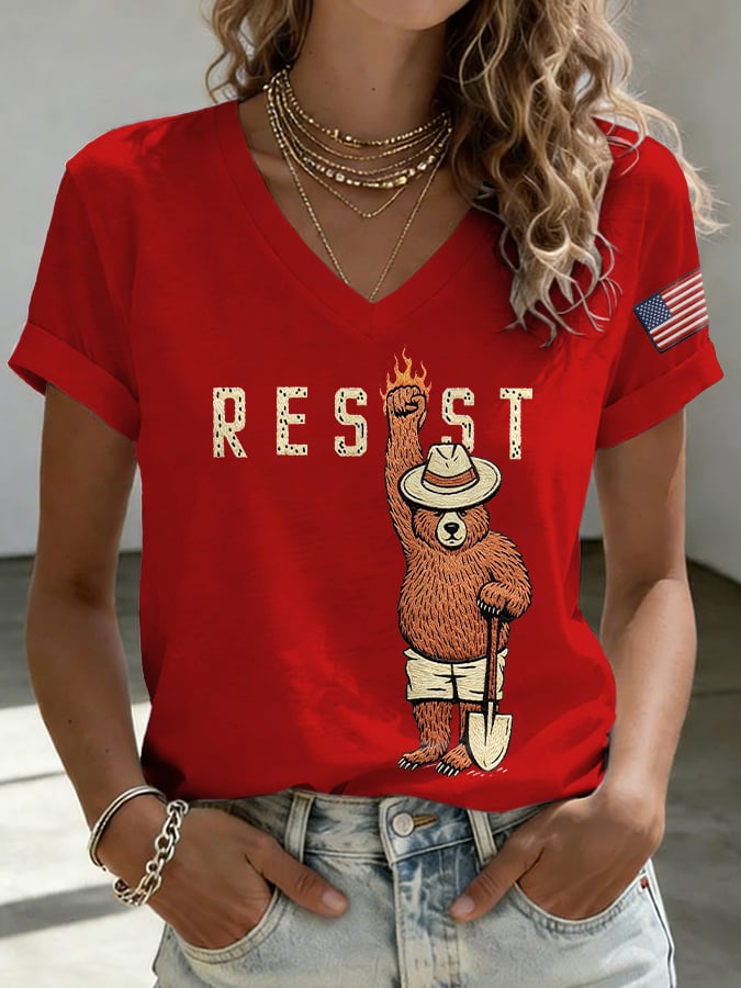 T-shirt con stampa scollo a V vintage "Resist Save The Forest Service"