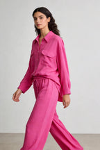 Completo due pezzi: maglia ampia a camicia, pantaloni ampi con elastico in vita.