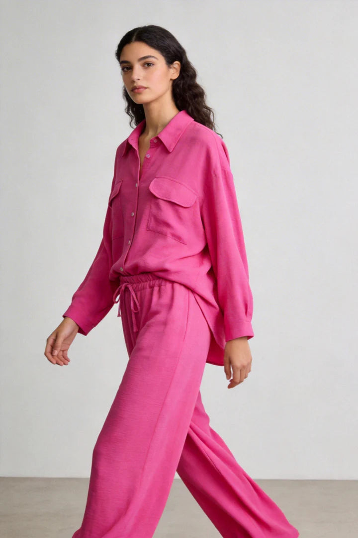 Completo due pezzi: maglia ampia a camicia, pantaloni ampi con elastico in vita.