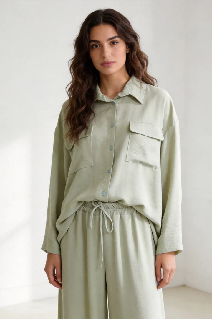 Completo due pezzi: maglia ampia a camicia, pantaloni ampi con elastico in vita.