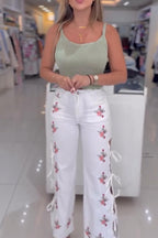 Jeans décontracté femme taille haute brodé sur les côtés avec découpes et bretelles, jambe large