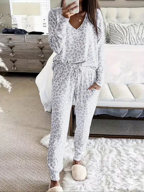 Ensemble de loungewear léopard à col en V pour femme. Cet ensemble deux pièces à la coupe décontractée comprend un haut à manches courtes et un pantalon pour un confort chic et décontracté sans effort.