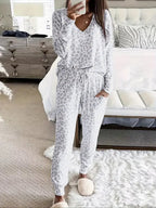 Ensemble de loungewear léopard à col en V pour femme. Cet ensemble deux pièces à la coupe décontractée comprend un haut à manches courtes et un pantalon pour un confort chic et décontracté sans effort.