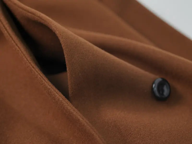 Long manteau croisé avec ceinture et revers, adapté à un usage quotidien et polyvalent.