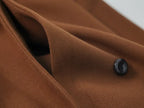 Long manteau croisé avec ceinture et revers, adapté à un usage quotidien et polyvalent.
