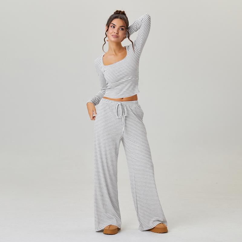 Co-ord da donna con crop top a maniche lunghe a righe con scollo quadrato morbido e pantaloni a vita bassa a gamba larga, outfit due pezzi minimalista, abbigliamento comodo da donna