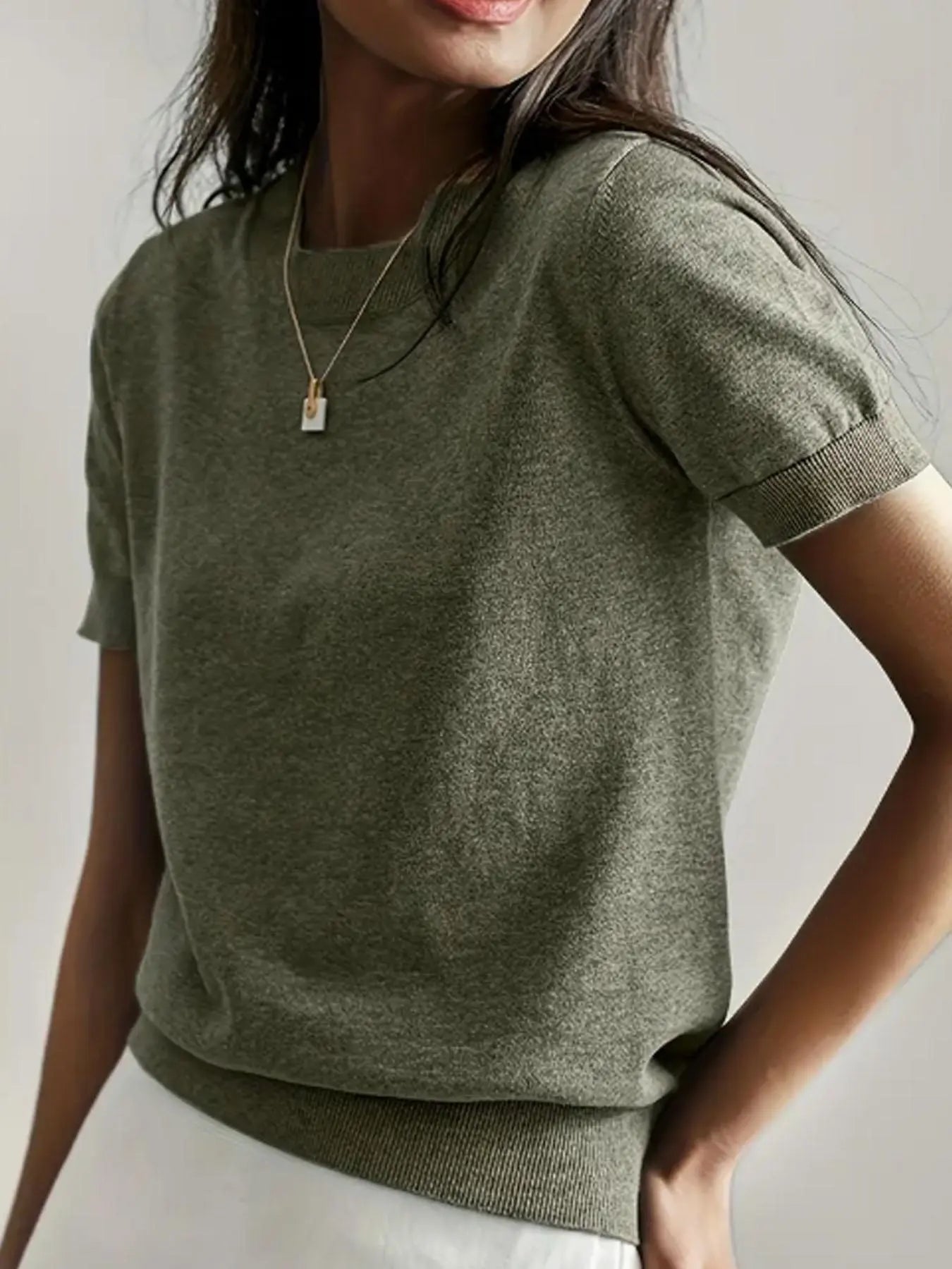 Pull en maille unie à col rond et manches courtes pour femme, tricot basique décontracté pour le printemps et l'automne, vêtements en tricot tendance pour femme pour le quotidien, prêt-à-porter féminin