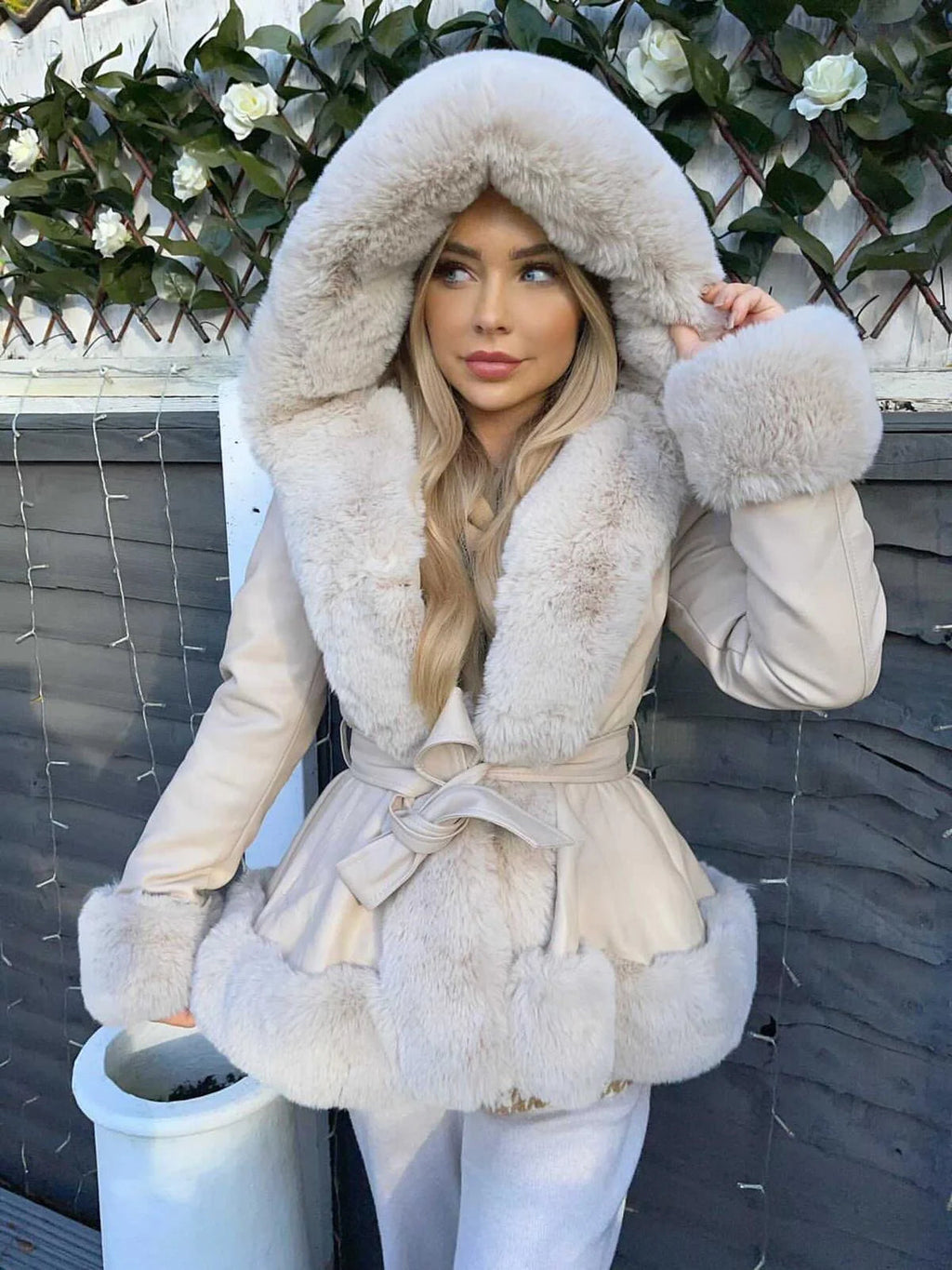 Manteau à capuche en fourrure ceinturé