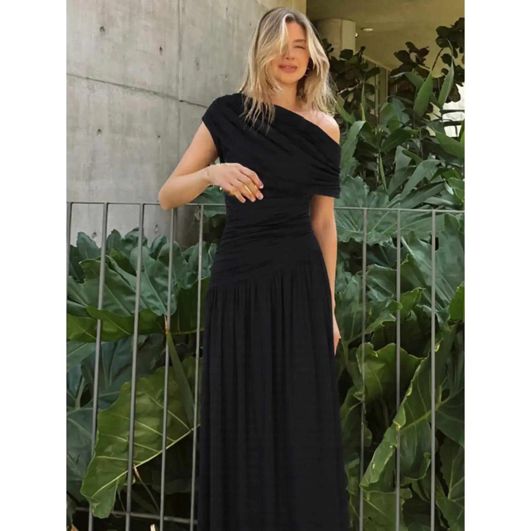 Abito da donna in tinta unita con arricciature, Abito elegante da sera per feste, Abito estivo da donna, Abito asimmetrico con arricciature