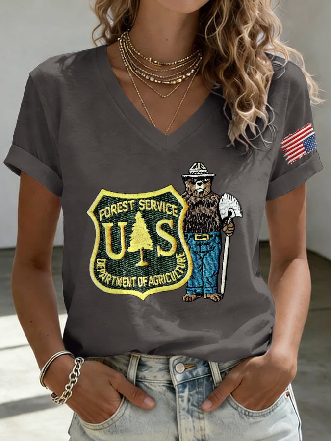 T-shirt stampata a V stile retrò con scritta "Save The Forest Service"