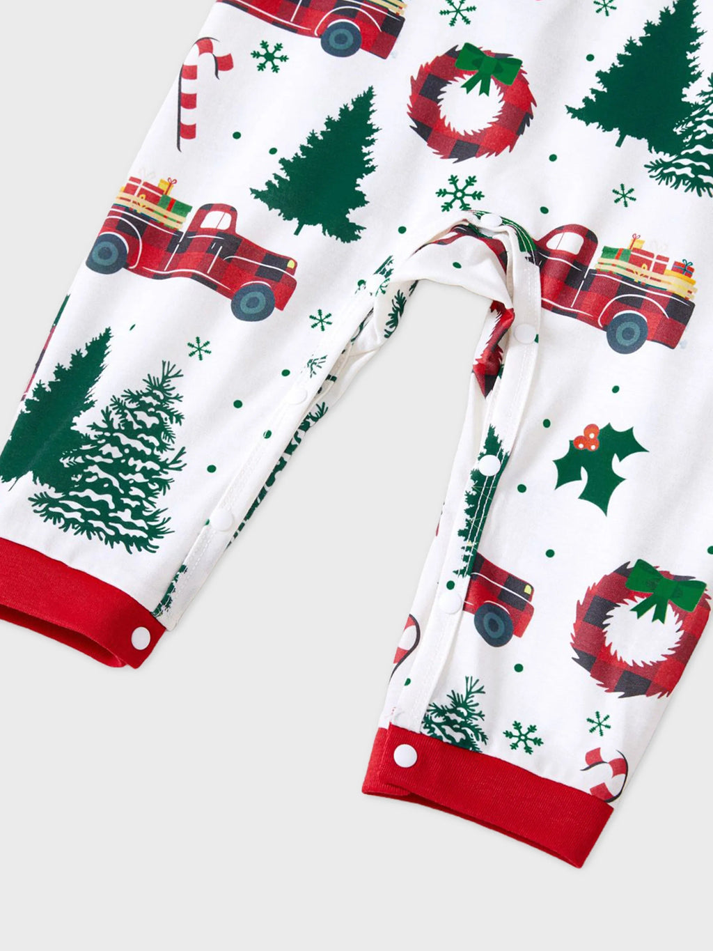 Pyjamas à manches longues assortis pour toute la famille avec imprimé sapins et voitures de Noël, et chaussettes de Noël multicolores
