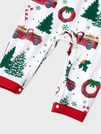 Pyjamas à manches longues assortis pour toute la famille avec imprimé sapins et voitures de Noël, et chaussettes de Noël multicolores