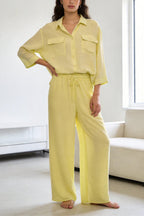 Completo due pezzi: maglia ampia a camicia, pantaloni ampi con elastico in vita.