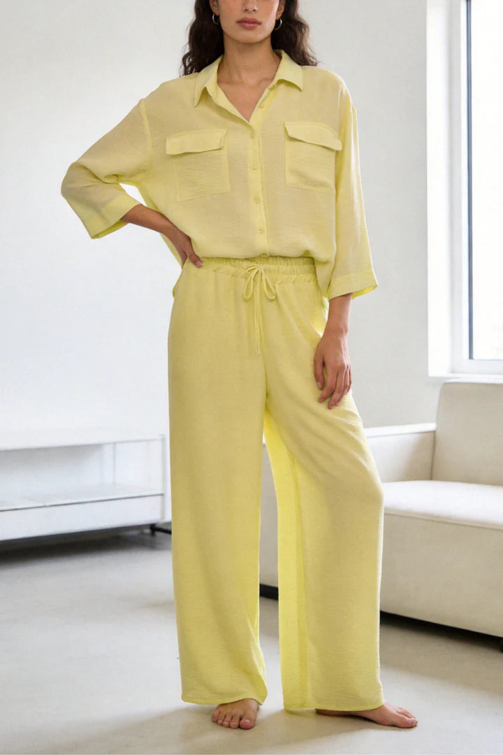 Completo due pezzi: maglia ampia a camicia, pantaloni ampi con elastico in vita.