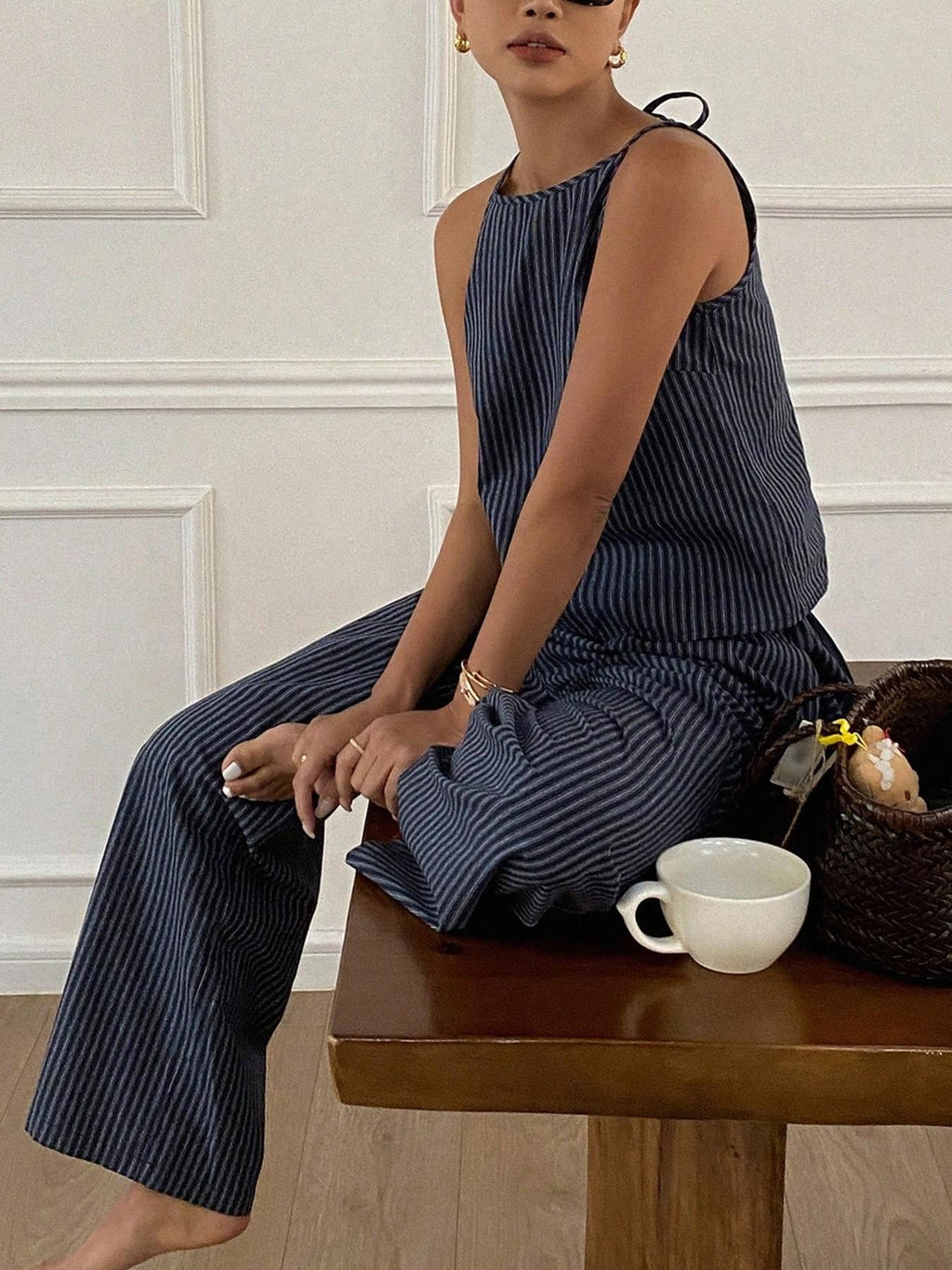 Ensemble décontracté deux pièces d'été pour femme, composé d'un débardeur léger à rayures fines et d'un pantalon long ample, ensemble confortable et élégant.