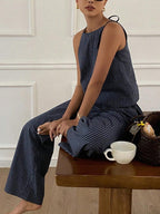Ensemble décontracté deux pièces d'été pour femme, composé d'un débardeur léger à rayures fines et d'un pantalon long ample, ensemble confortable et élégant.