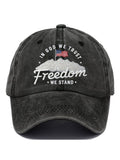Berretto da baseball stampato "In God We Trust In Freedom We Stand" dal taglio rilassato