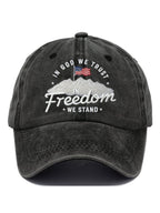 Berretto da baseball stampato "In God We Trust In Freedom We Stand" dal taglio rilassato