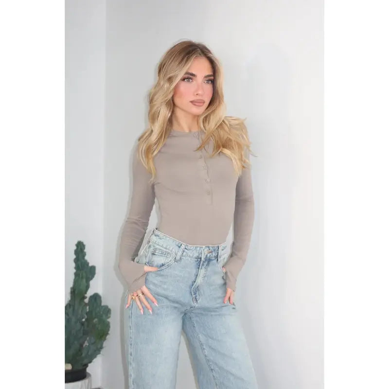 T-shirt aderente con bottoni