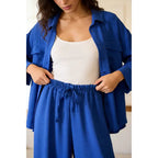 Completo due pezzi: maglia ampia a camicia, pantaloni ampi con elastico in vita.