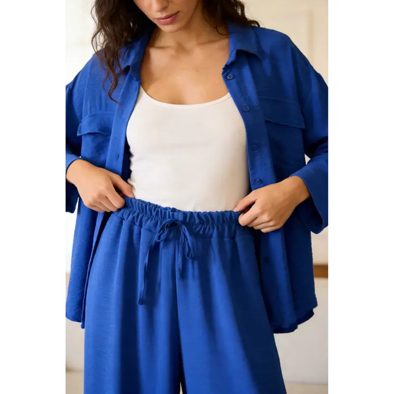 Completo due pezzi: maglia ampia a camicia, pantaloni ampi con elastico in vita.