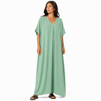 Robe longue, ample et fluide à col en V pour femme – chic et confortable pour l'été.