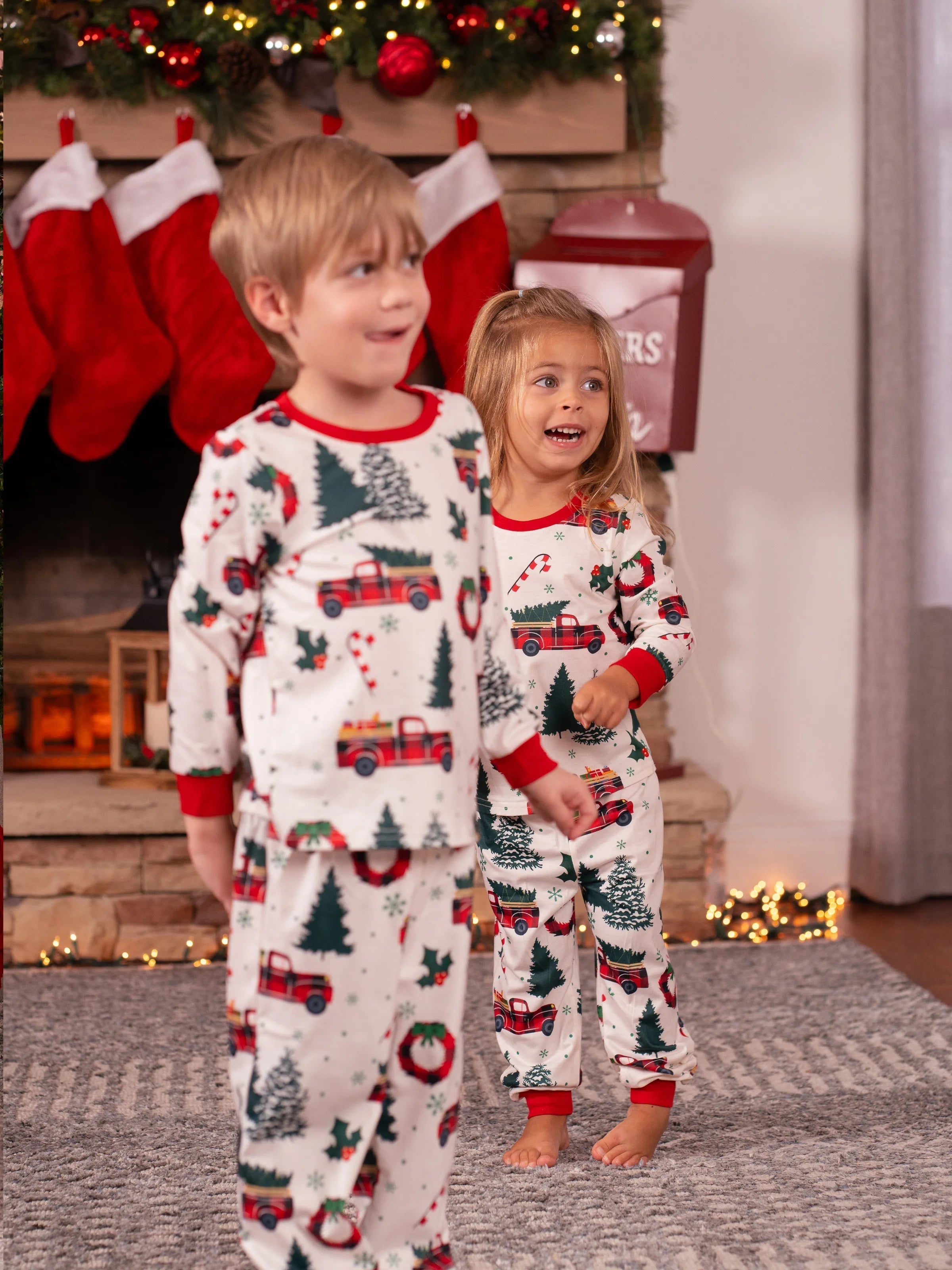 Pyjamas à manches longues assortis pour toute la famille avec imprimé sapins et voitures de Noël, et chaussettes de Noël multicolores