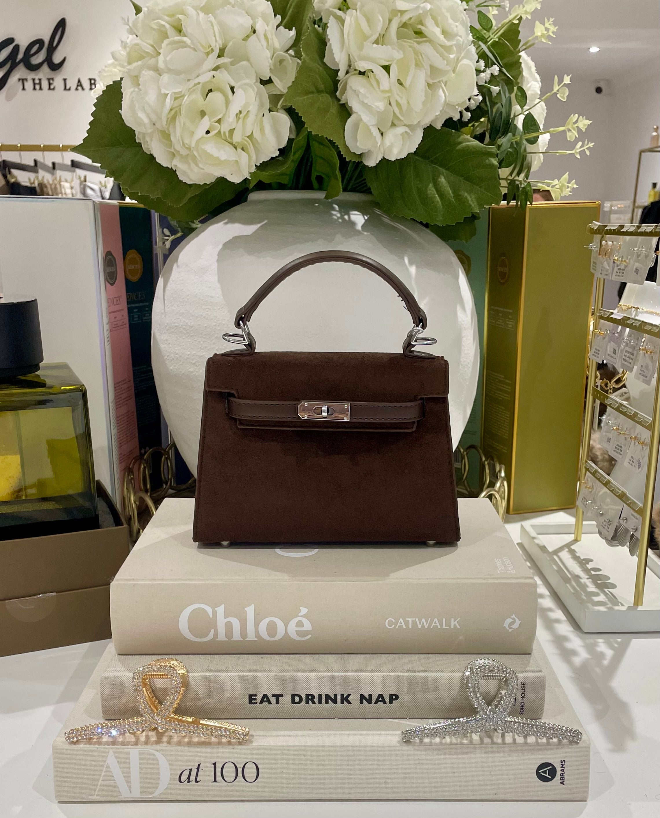 Sac à main en faux daim avec détails argentés (2 coloris)