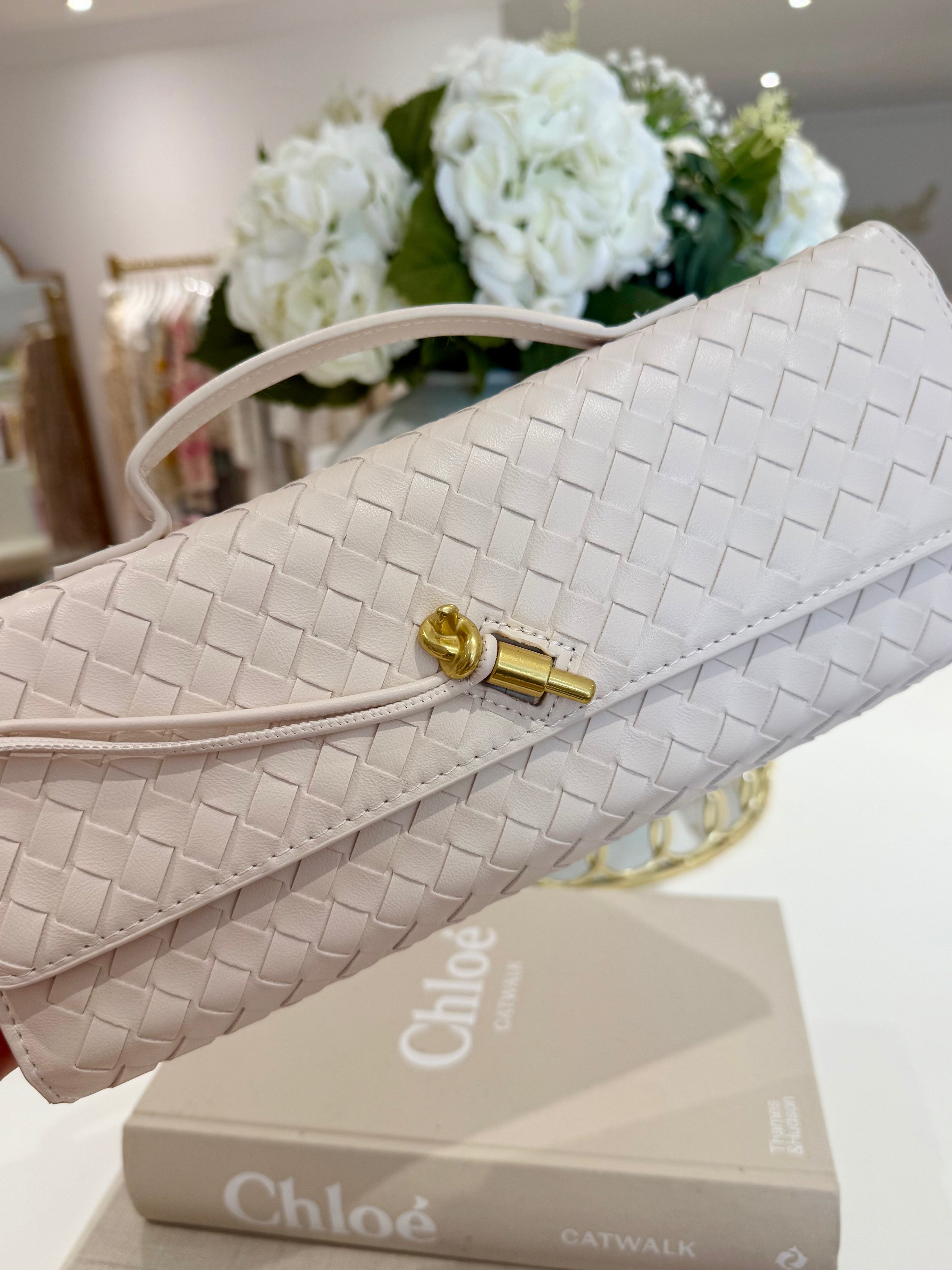 Pochette rectangulaire tissée avec fermoir à tige dorée (15 couleurs)