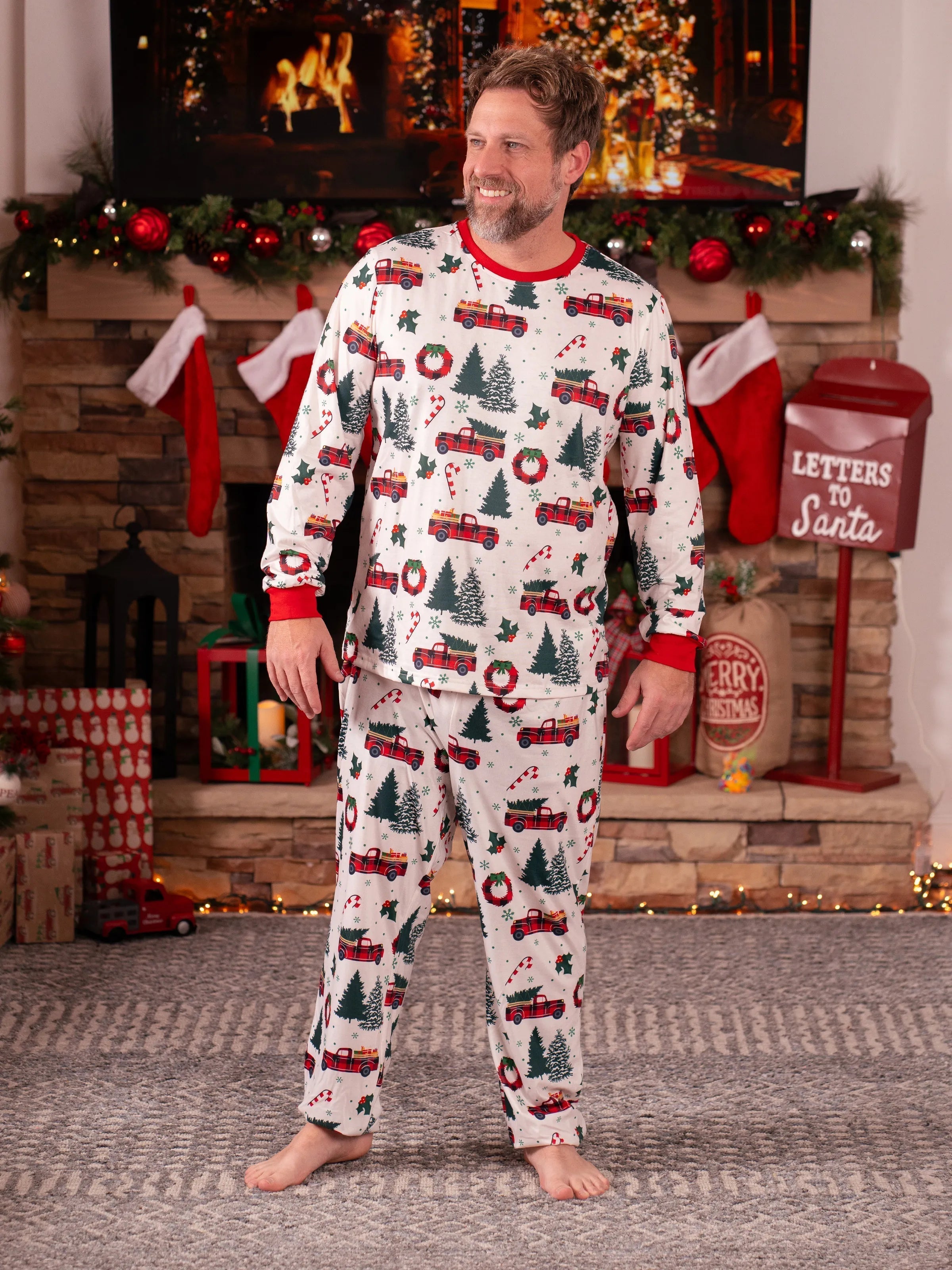 Pyjamas à manches longues assortis pour toute la famille avec imprimé sapins et voitures de Noël, et chaussettes de Noël multicolores