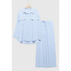 Completo due pezzi: maglia ampia a camicia, pantaloni ampi con elastico in vita.