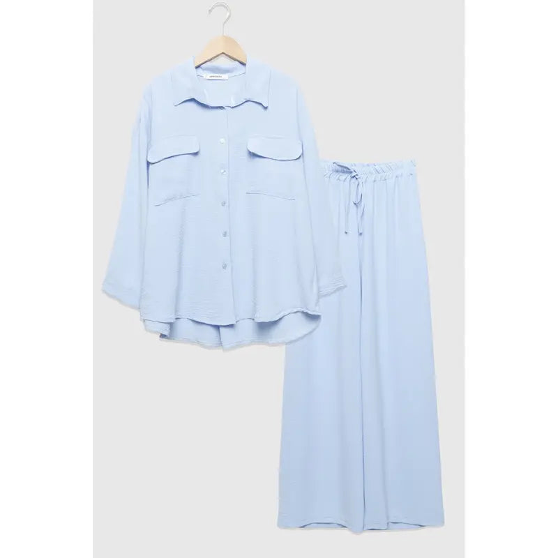 Completo due pezzi: maglia ampia a camicia, pantaloni ampi con elastico in vita.