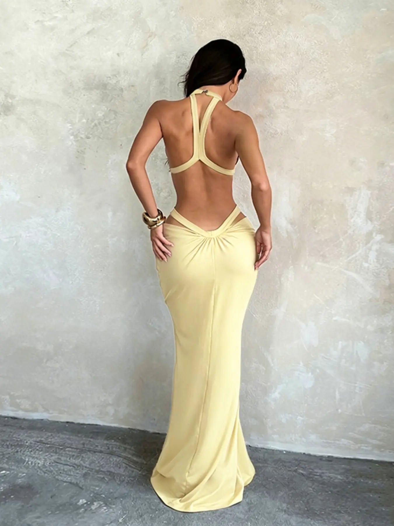 Robe de vacances avec un ruban scintillant et des découpes