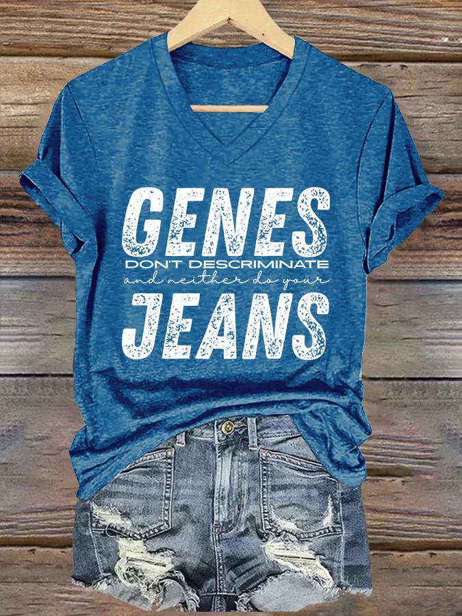 🔥Compra 3 e ottieni il 15% di sconto🔥T-shirt con scollo a V vintage "I geni non discriminano e nemmeno i tuoi jeans"