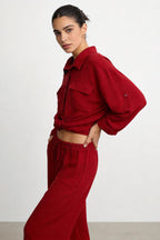 Completo due pezzi: maglia ampia a camicia, pantaloni ampi con elastico in vita.