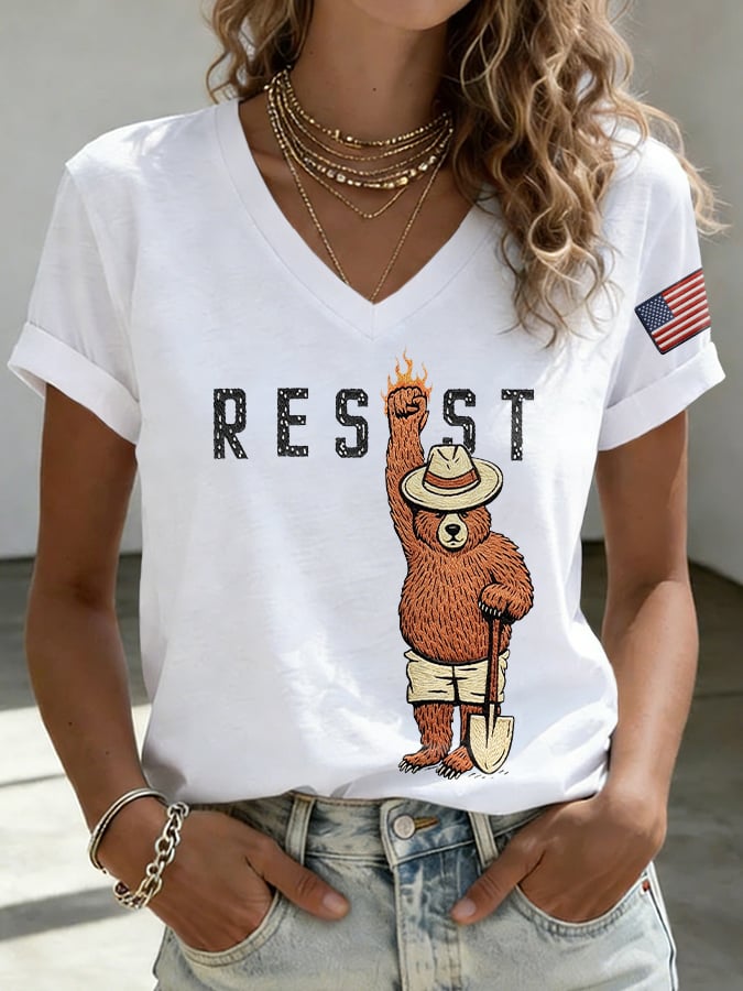 T-shirt con stampa scollo a V vintage "Resist Save The Forest Service"