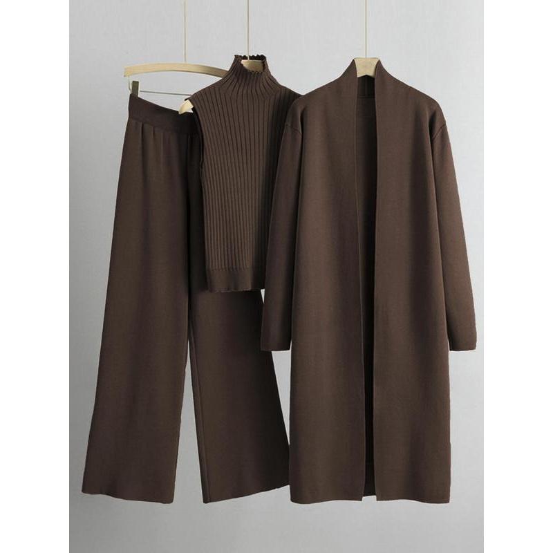 Ensemble trois pièces tendance : débardeur à col roulé en maille, pantalon large et cardigan long ouvert, vêtements décontractés pour femme
