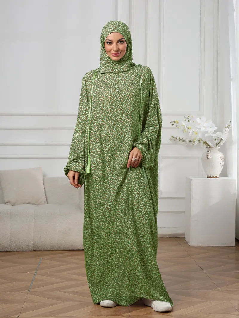 Robe florale grande taille avec capuche et cordon de serrage — coupe ample, manches longues évasées et style à la fois simple et décontracté.