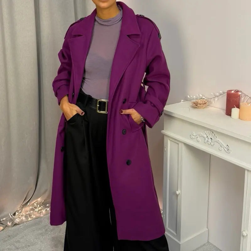 Questo cappotto doppiopetto presenta chiusura a bottoni, cintura integrata e pratiche tasche, rivelando un'eleganza raffinata e una versatilità pratica.