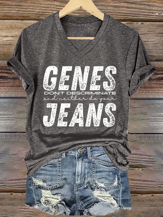 🔥Compra 3 e ottieni il 15% di sconto🔥T-shirt con scollo a V vintage "I geni non discriminano e nemmeno i tuoi jeans"