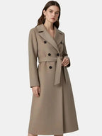 Long manteau croisé avec ceinture et revers, adapté à un usage quotidien et polyvalent.