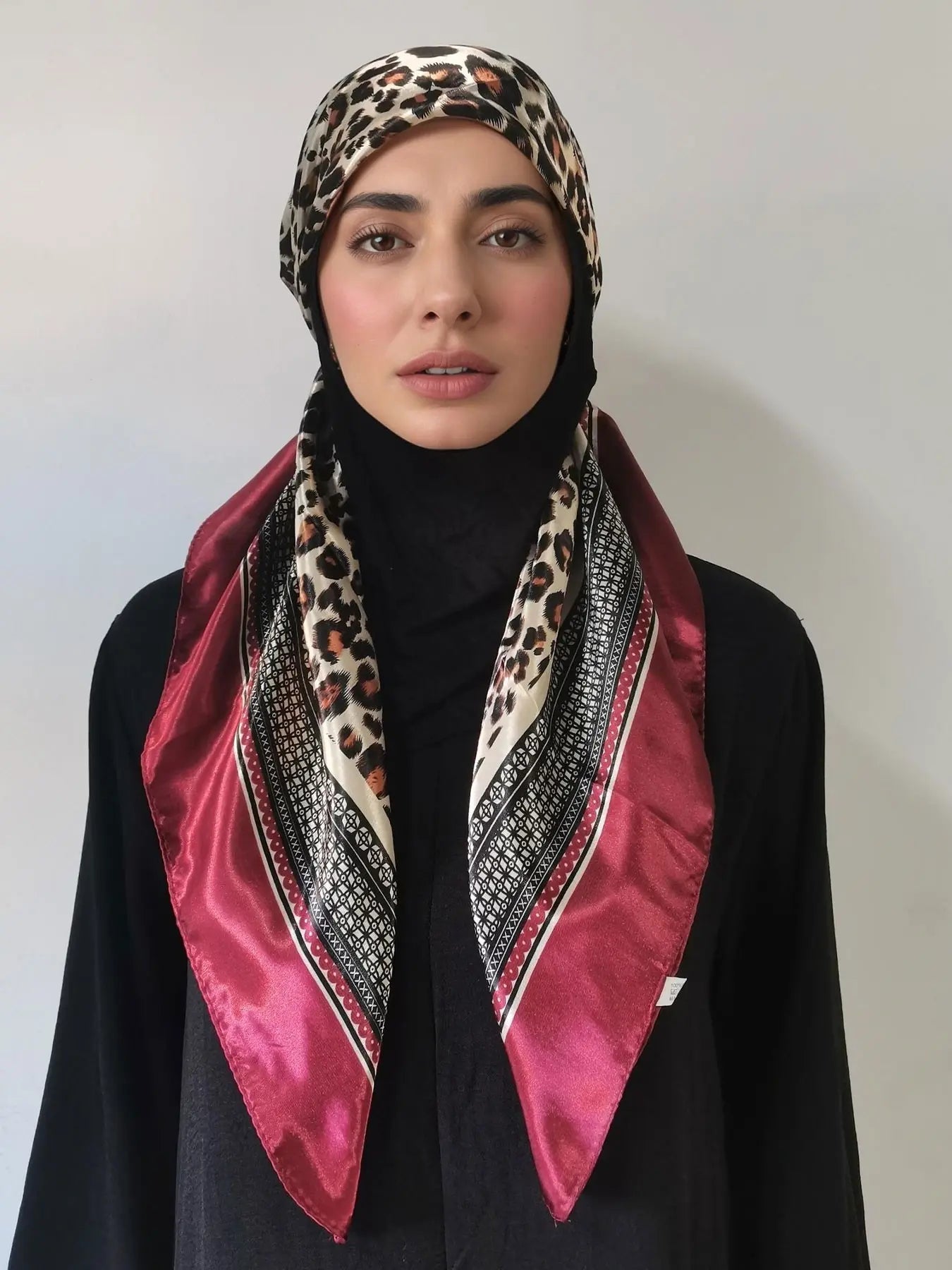 Elegante hijab in raso, tessuto morbido e traspirante, facile assorbimento del sudore, perfetto per l'uso quotidiano, design dalla vestibilità elastica, foulard