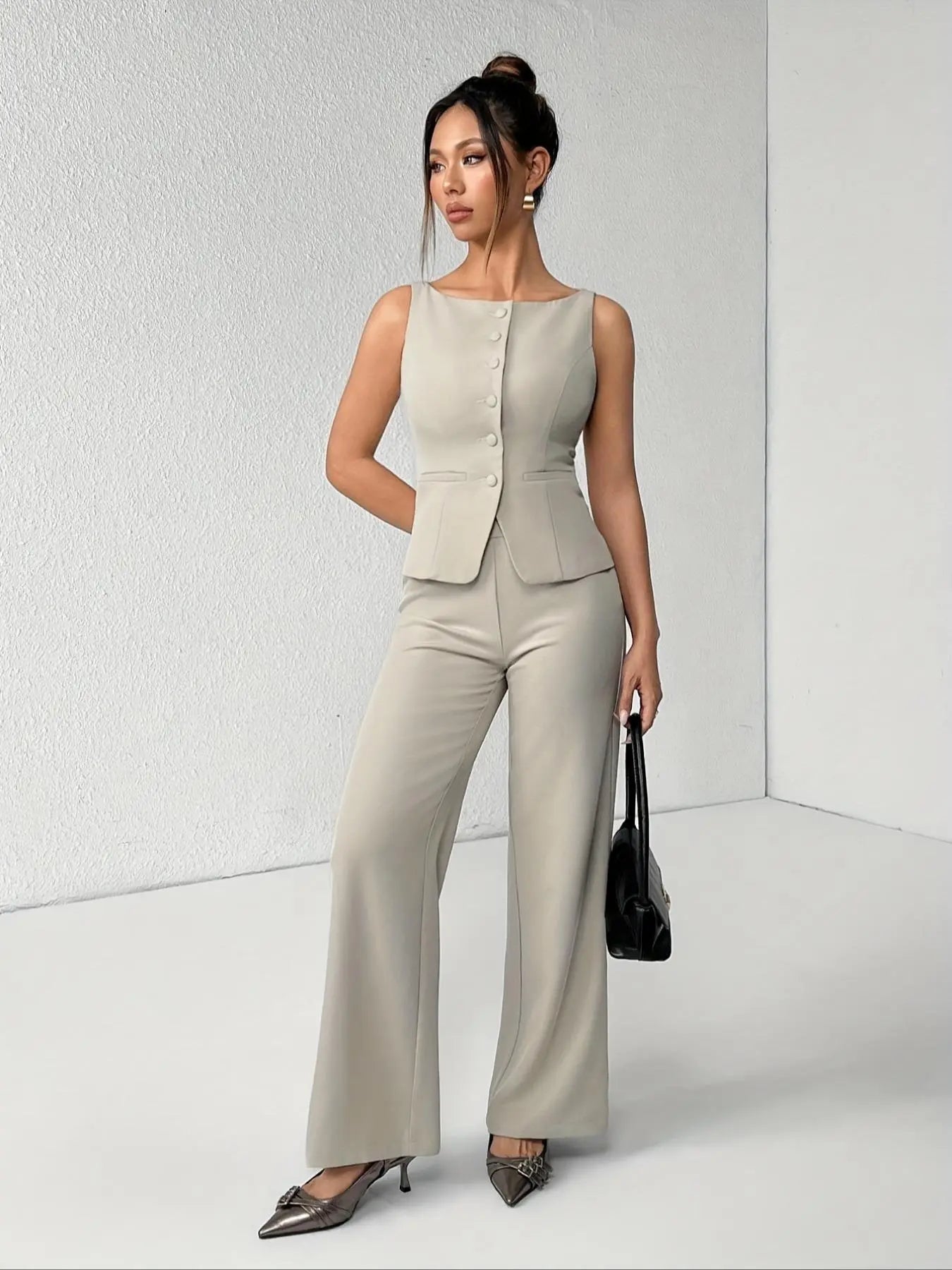 Ensemble deux pièces minimaliste et chic pour femme, composé d'un débardeur sans manches uni boutonné et d'un pantalon large, idéal pour l'été, le quotidien, le bureau, les tenues d'entreprise et les ensembles décontractés assortis.