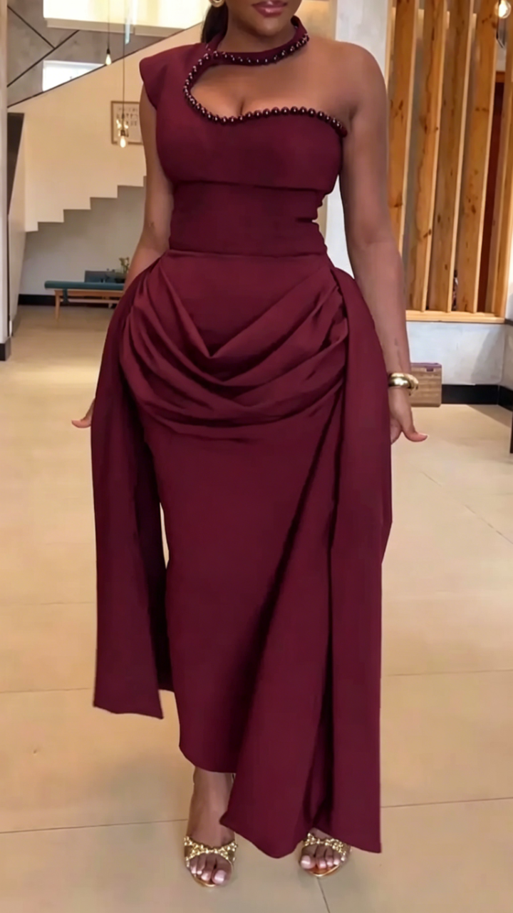 Robe élégante style soirée pour femme, avec perles cousues sur encolure à suspendre et empiècements aux épaules.