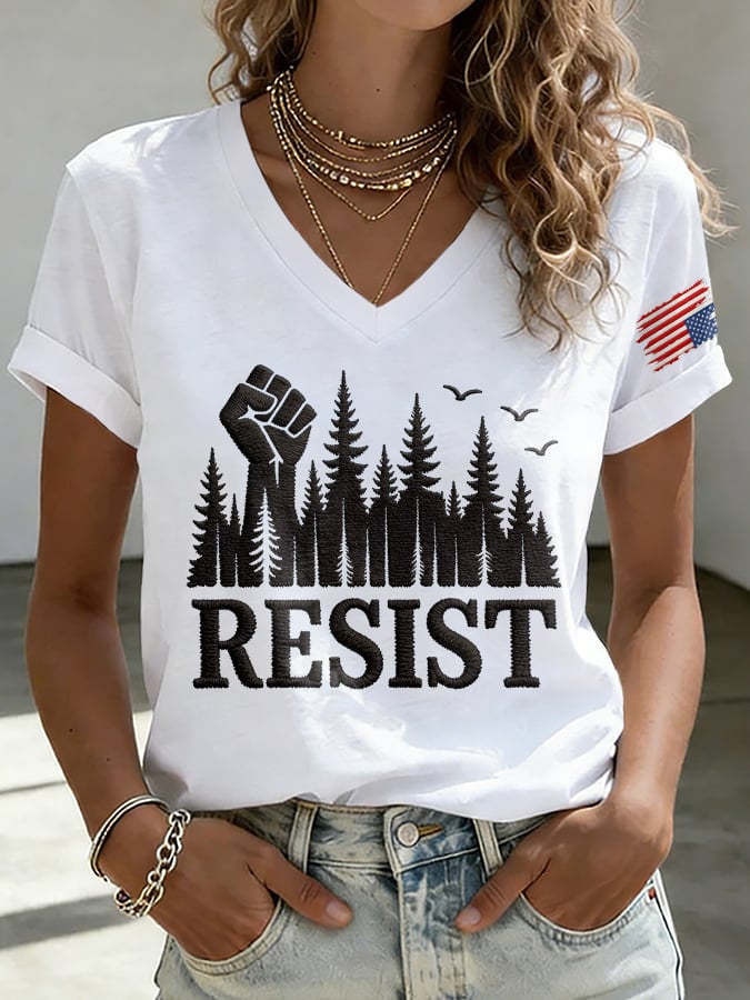 T-Shirt con scollo a V retrò "Resist Save The Forest Service"