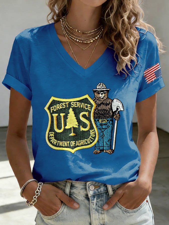 T-shirt stampata a V stile retrò con scritta "Save The Forest Service"