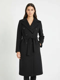 Long manteau croisé avec ceinture et revers, adapté à un usage quotidien et polyvalent.